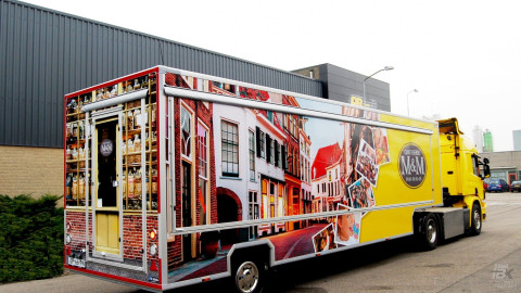 Complete combinatie van een opleggertrekker met verkoopwagen oplegger voor snoep