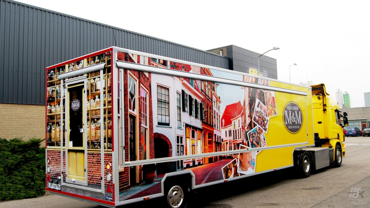Complete combinatie van een opleggertrekker met verkoopwagen oplegger voor snoep