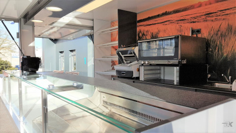 Binnenkant van een verkoopwagen voor gebak