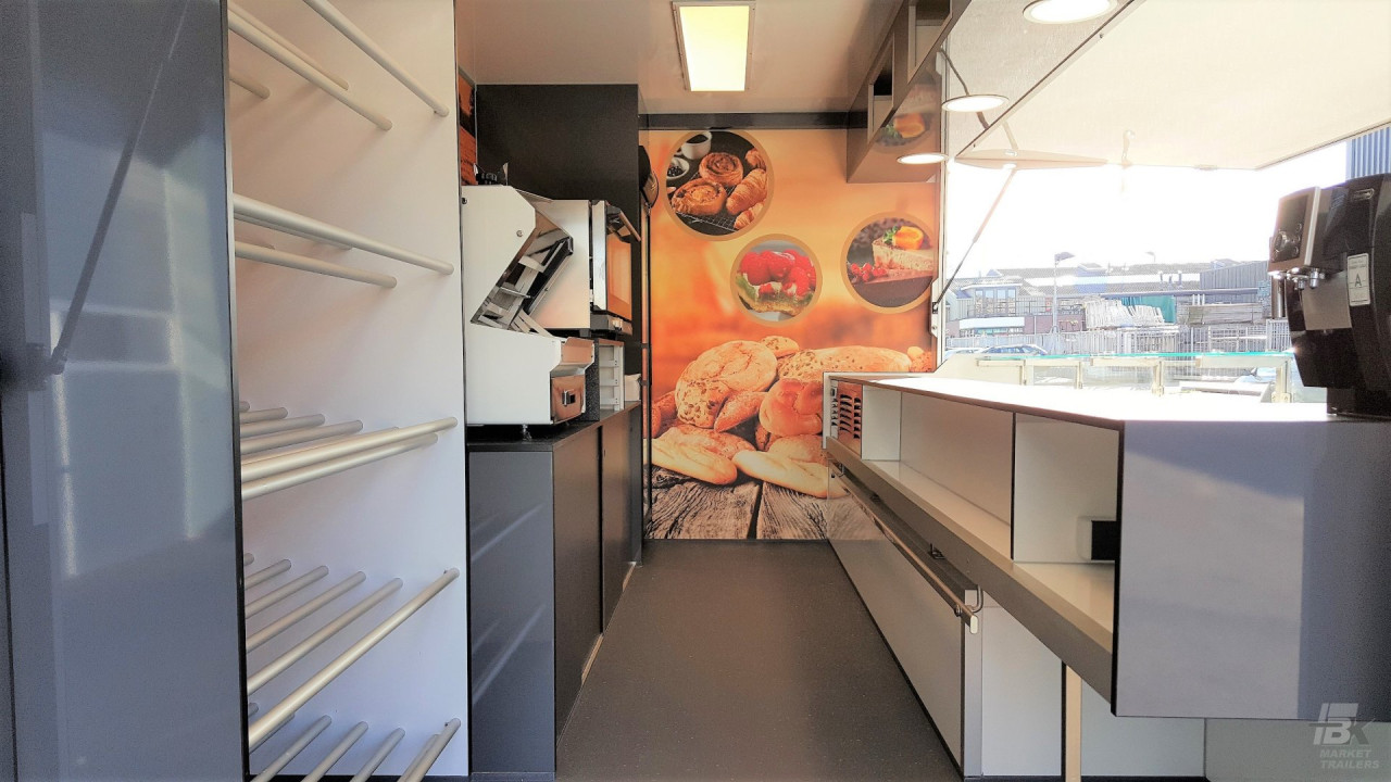 Binnenkant van een verkoopwagen voor gebak
