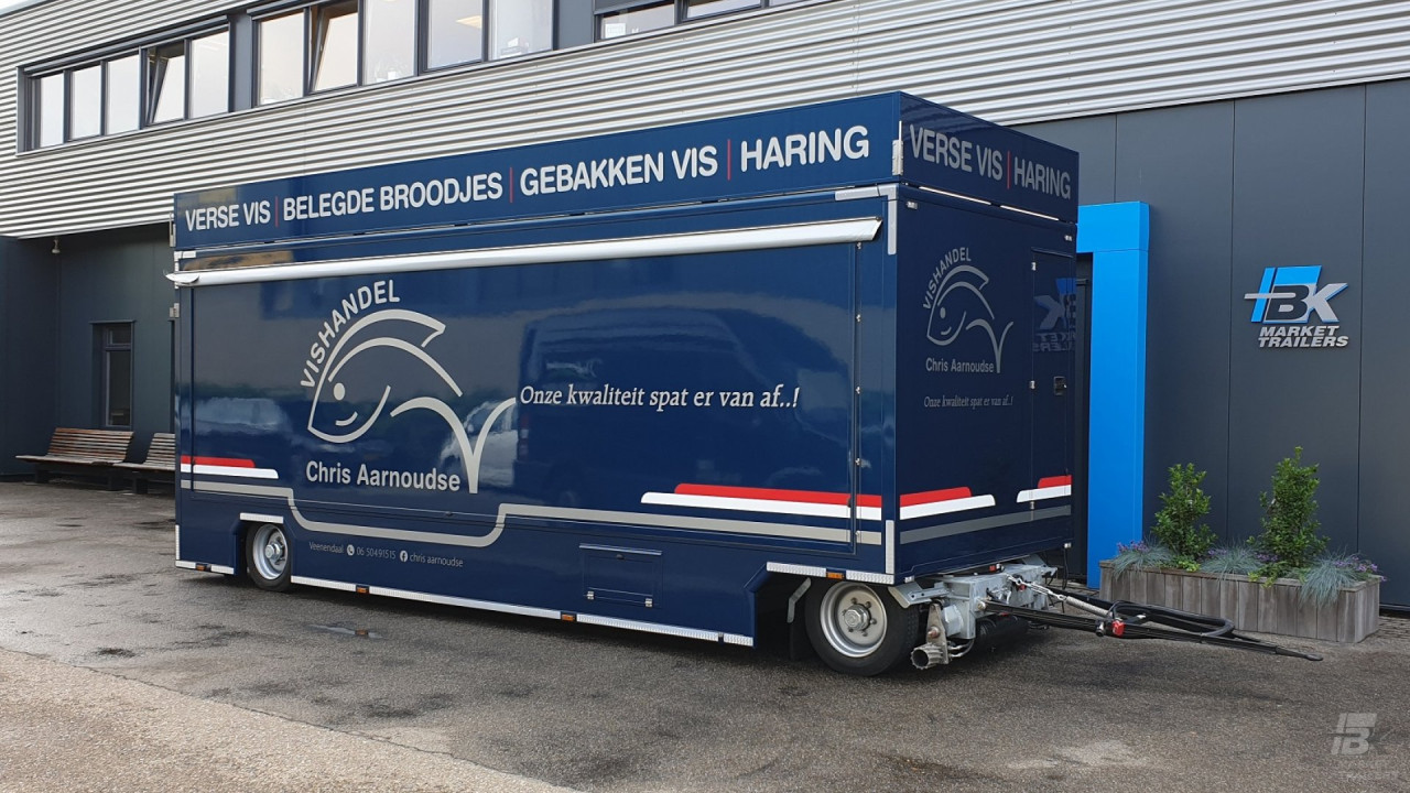 Zijaanzicht van een aanhangwagen voor vis met gesloten luifel