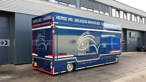 Zijaanzicht van een aanhangwagen voor vis met gesloten luifel