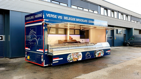 Zijaanzicht van een aanhangwagen voor vis met geopende luifel