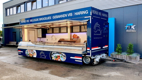 Zijaanzicht van een aanhangwagen voor vis met geopende luifel