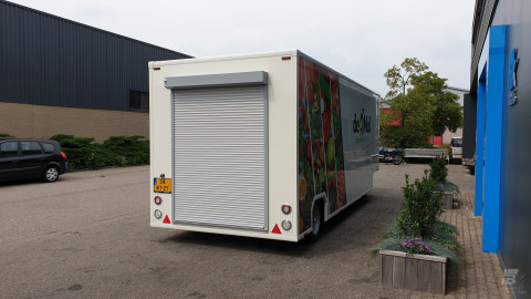 Achteraanzicht van een aanhangwagen voor groente en fruit
