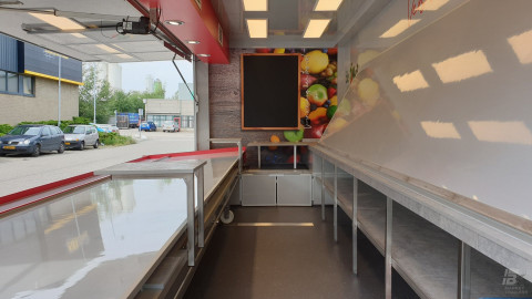 Binnenkant van een aanhangwagen voor groente en fruit