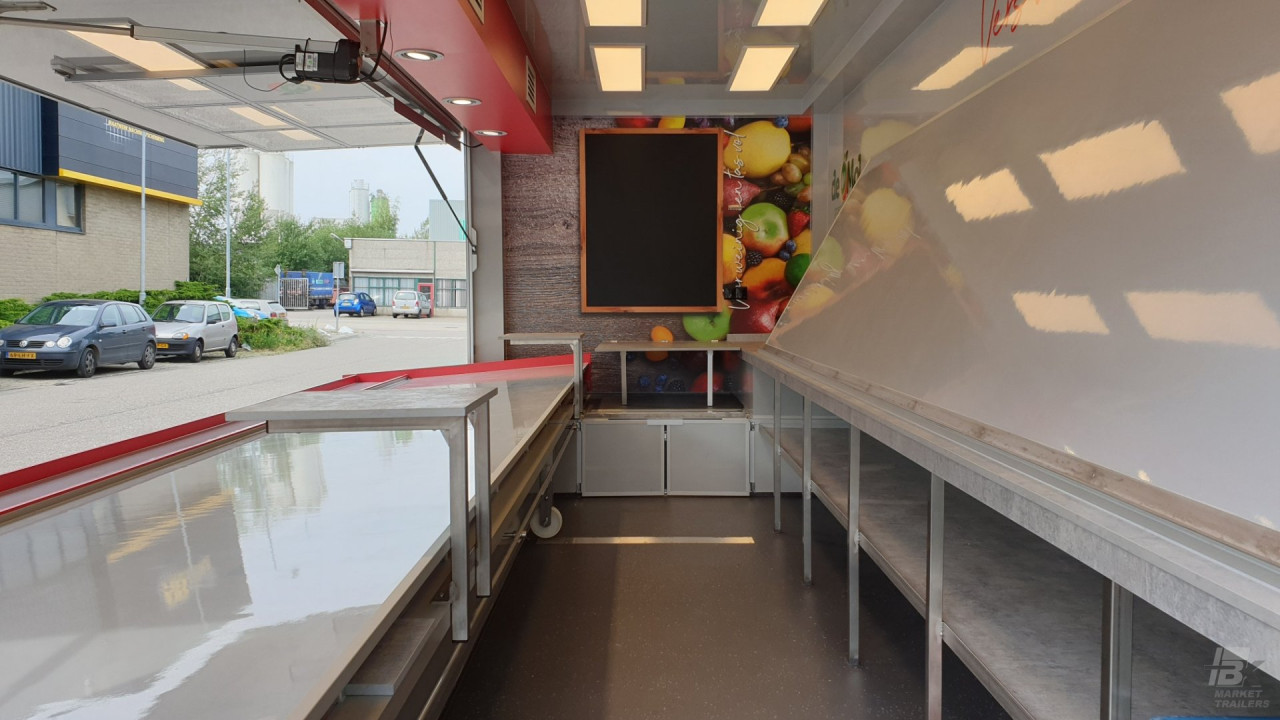 Binnenkant van een aanhangwagen voor groente en fruit