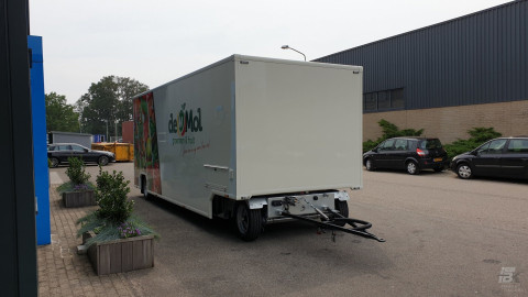 Vooraanzicht van een aanhangwagen voor groente en fruit