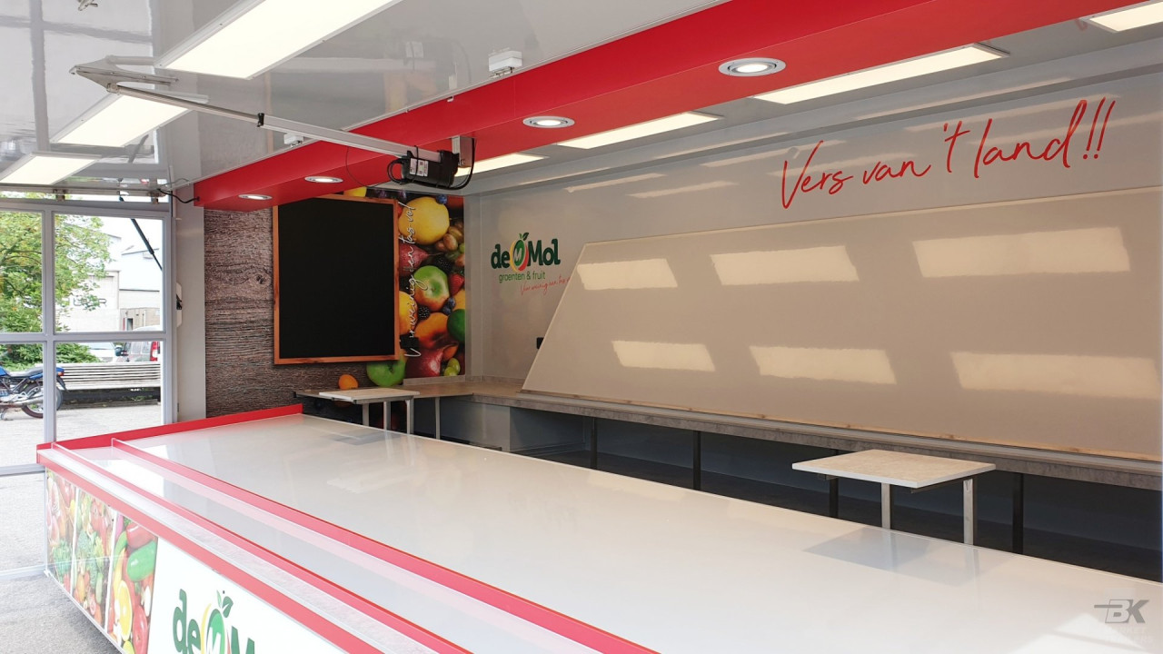 Binnenkant van een aanhangwagen voor groente en fruit