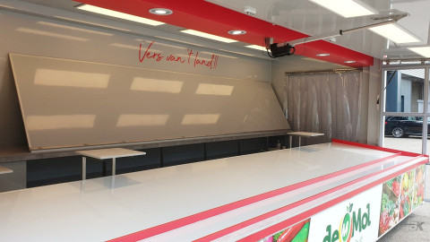 Binnenkant van een aanhangwagen voor groente en fruit