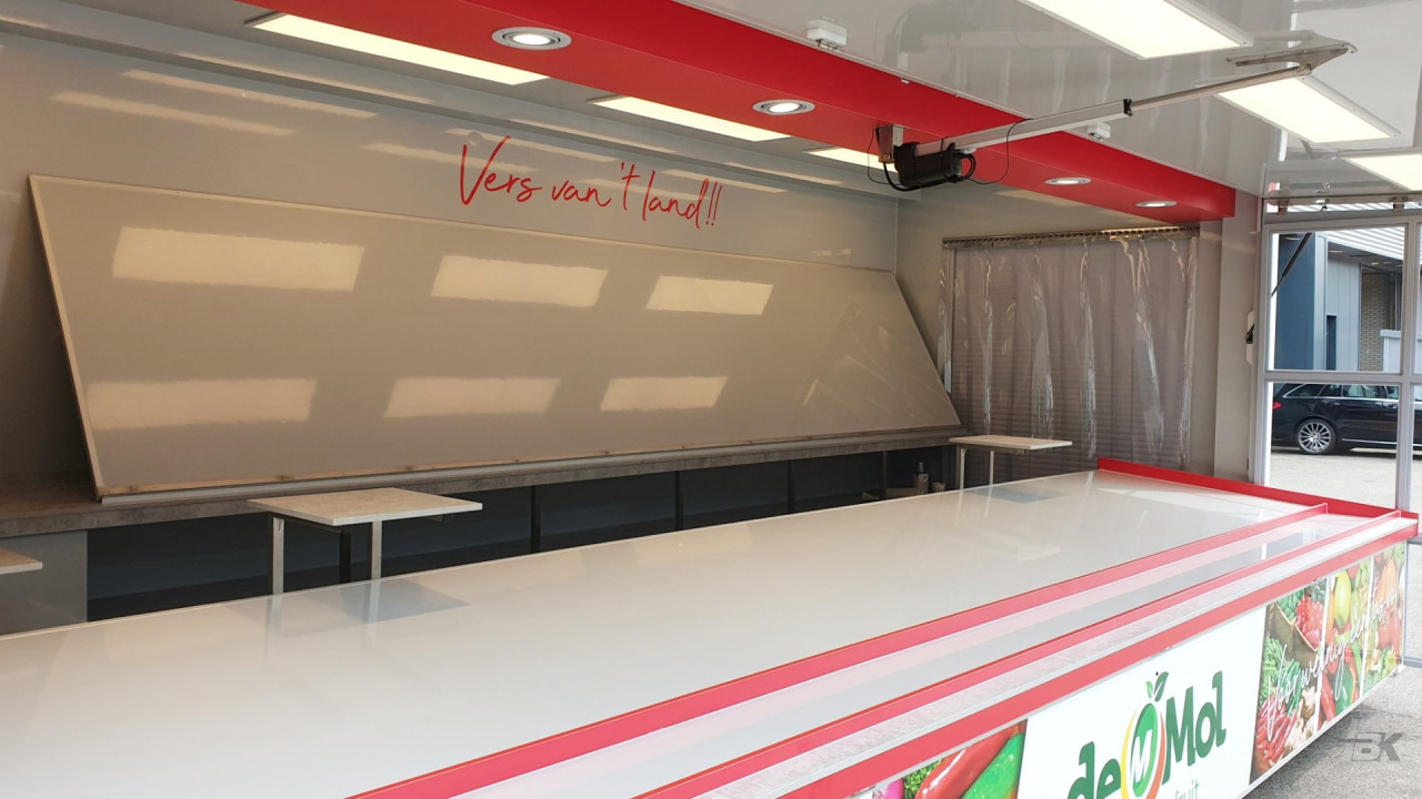 Binnenkant van een aanhangwagen voor groente en fruit