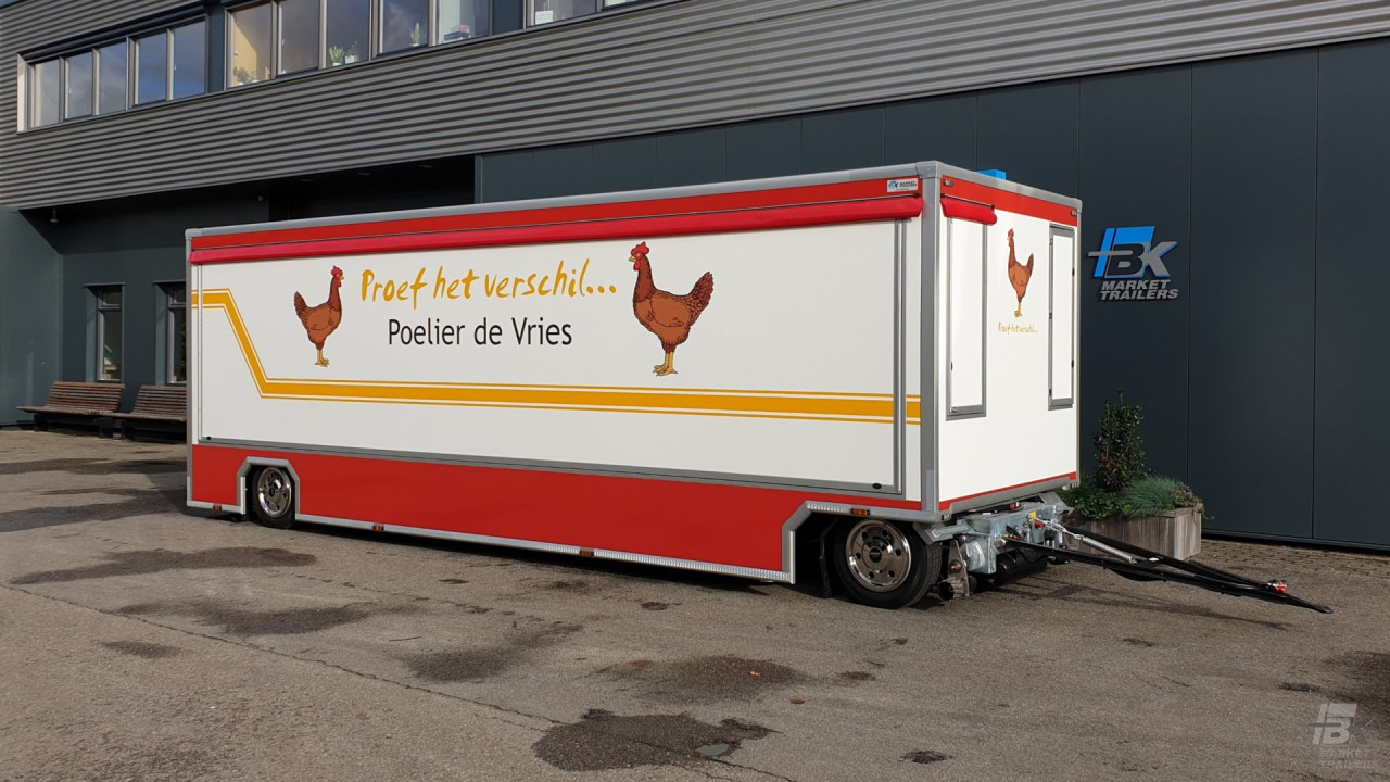 Zijaanzicht van een aanhangwagen voor kip met gesloten luifel