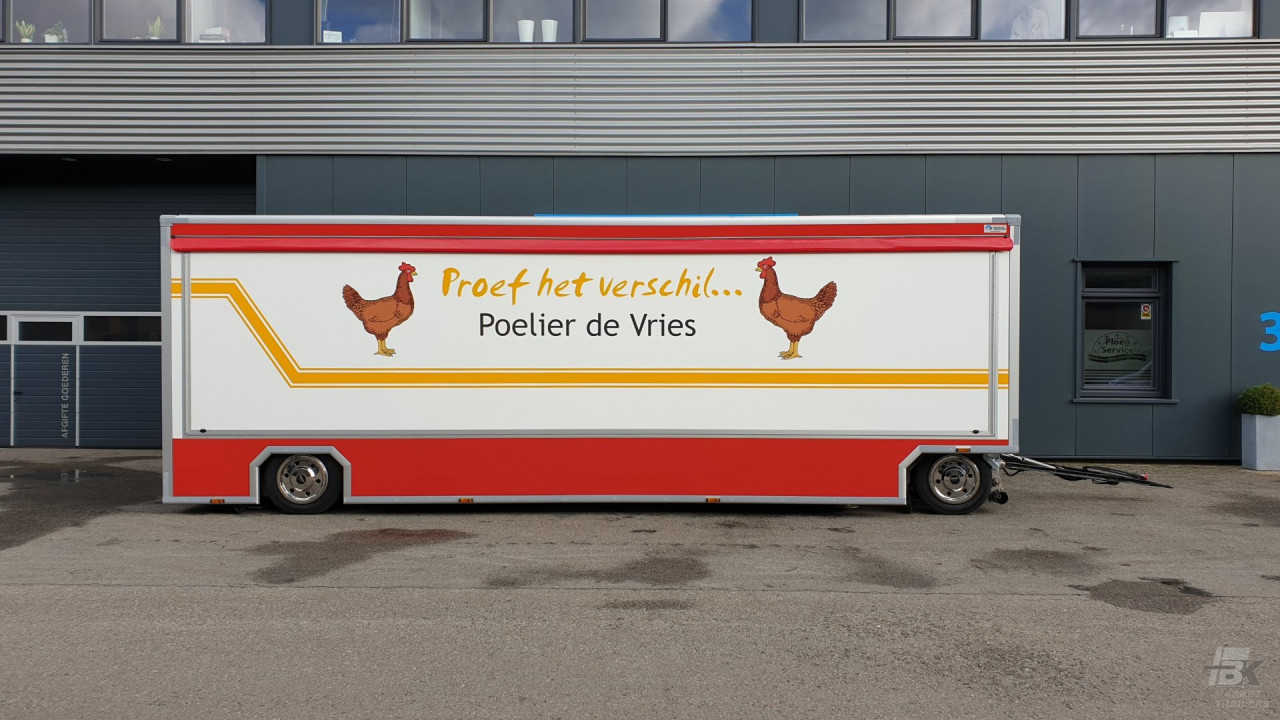 Zijaanzicht van een aanhangwagen voor kip met gesloten luifel