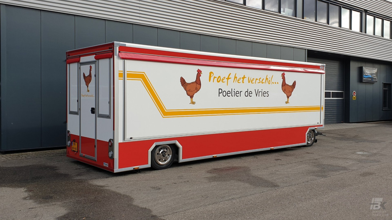 Zijaanzicht van een aanhangwagen voor kip met gesloten luifel