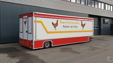 Zijaanzicht van een aanhangwagen voor kip met gesloten luifel
