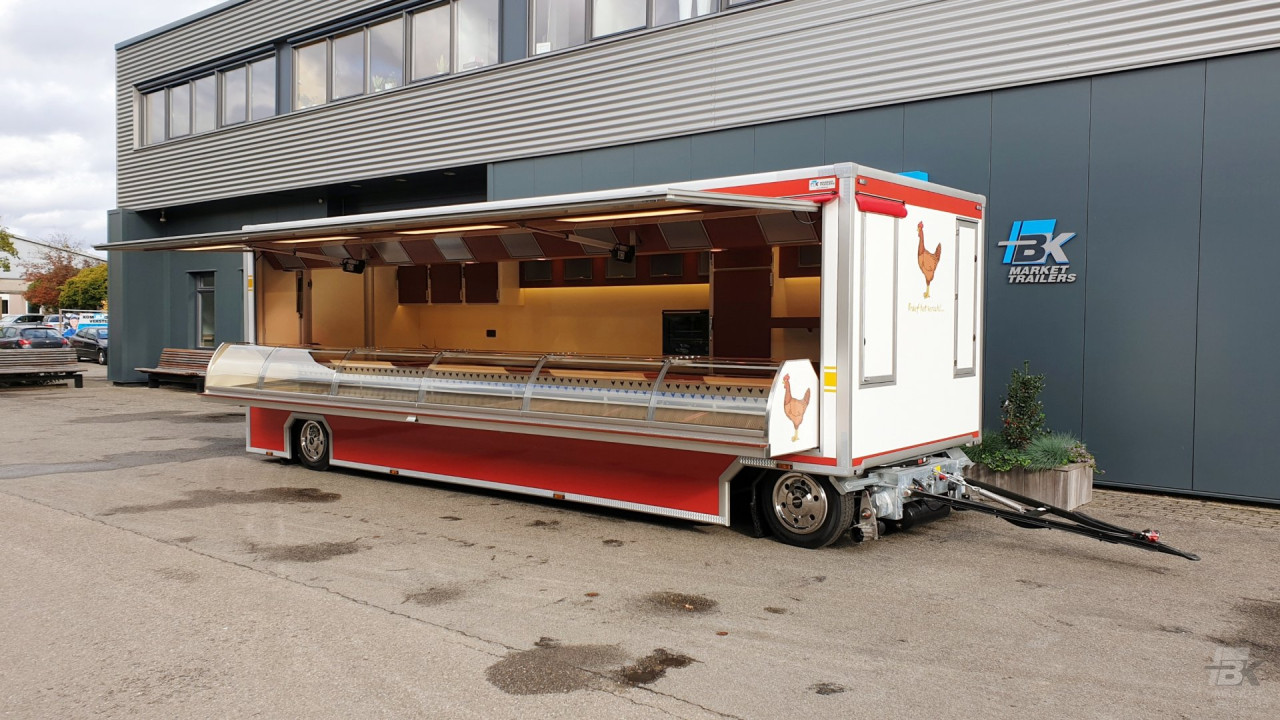 Zijaanzicht van een aanhangwagen voor kip met geopende luifel