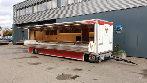 Zijaanzicht van een aanhangwagen voor kip met geopende luifel