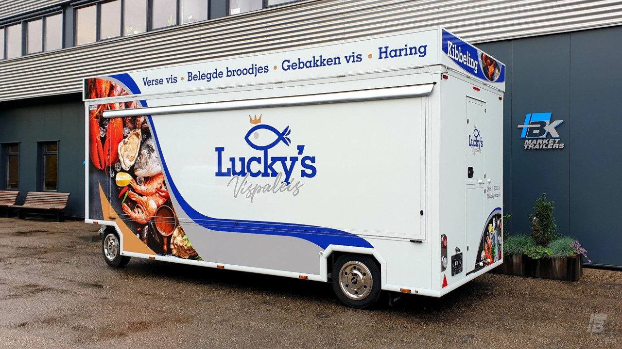 Zijaanzicht van een verkoopwagen voor vis met gesloten luifel
