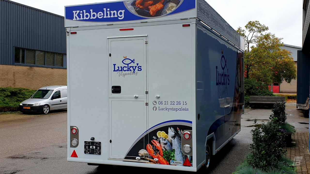 Achteraanzicht van een verkoopwagen voor vis