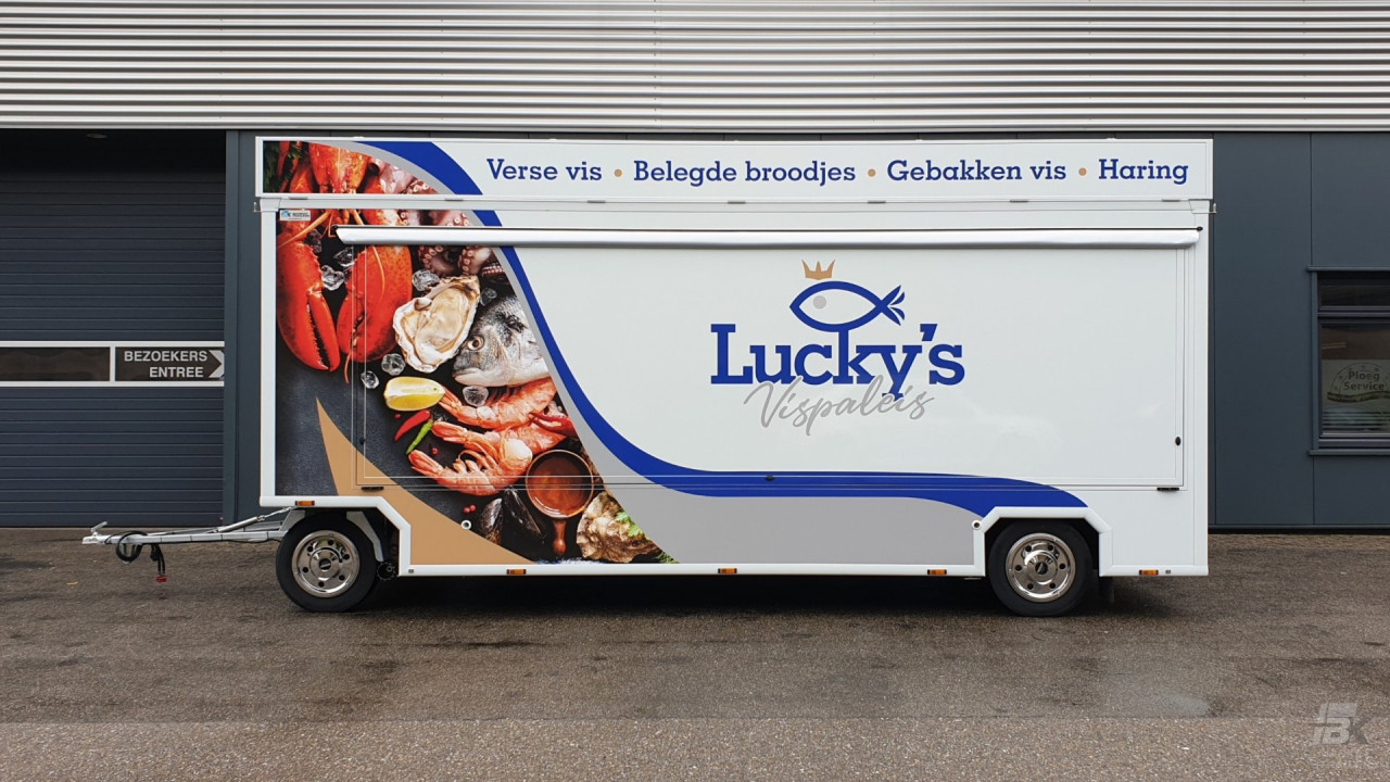 Zijaanzicht van een verkoopwagen voor vis met gesloten luifel