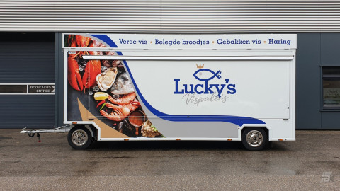 Zijaanzicht van een verkoopwagen voor vis met gesloten luifel
