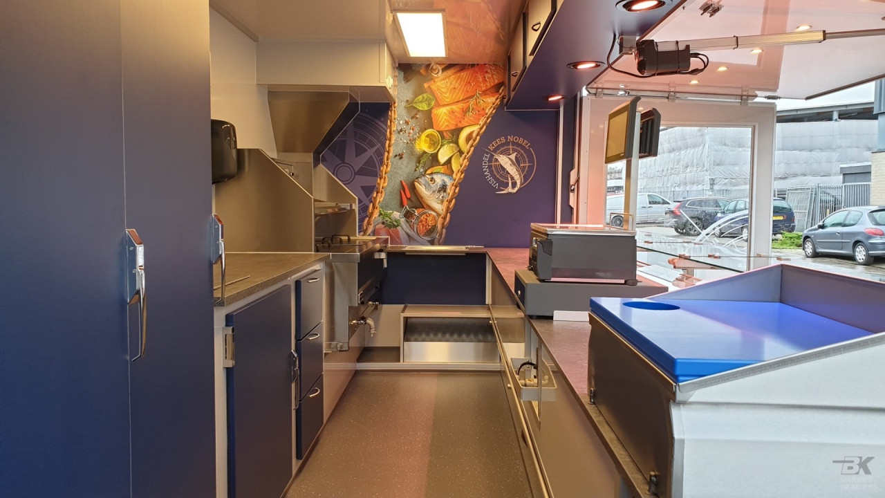 Binnenkant van een verkoopwagen voor vis