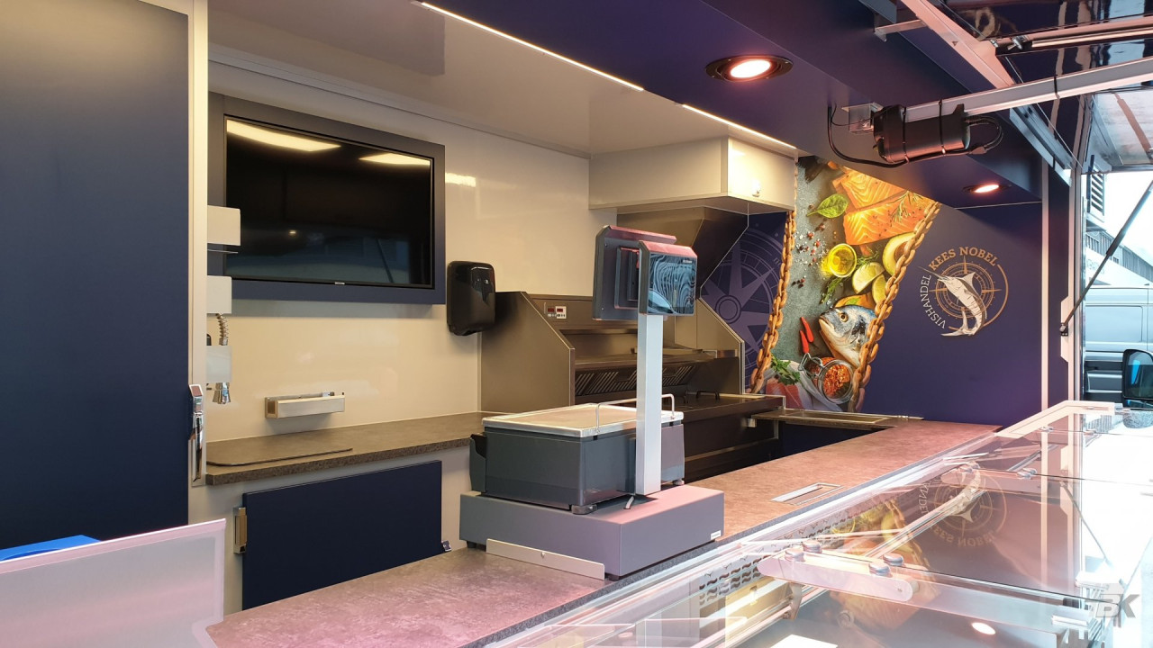 Binnenkant van een verkoopwagen voor vis