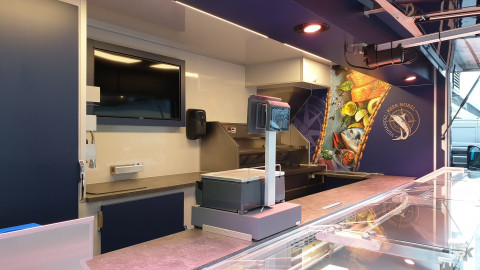 Binnenkant van een verkoopwagen voor vis