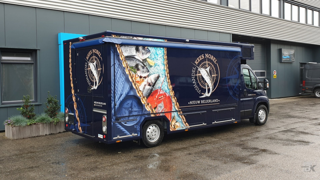 Zijaanzicht van een verkoopwagen voor vis met gesloten luifel