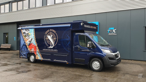 Zijaanzicht van een verkoopwagen voor vis met gesloten luifel