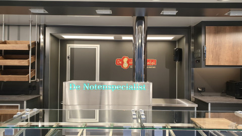 Binnenkant van een verkoopwagen voor noten