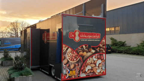 Achteraanzicht van een verkoopwagen voor noten