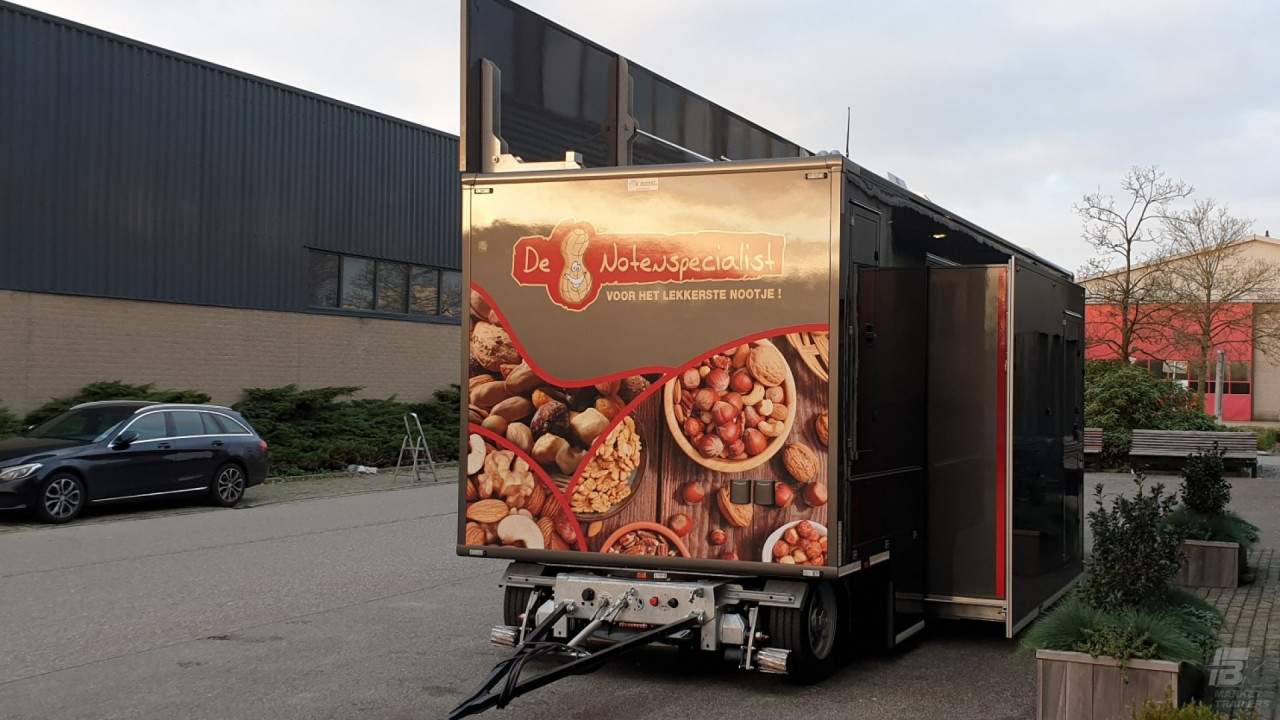 Vooraanzicht van een verkoopwagen voor noten