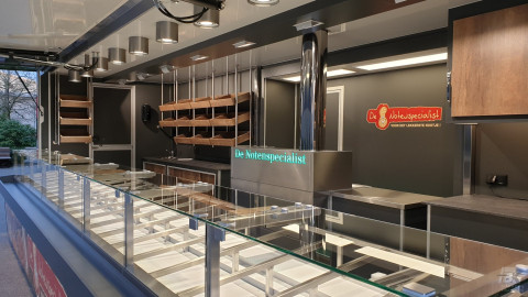 Binnenkant van een verkoopwagen voor noten