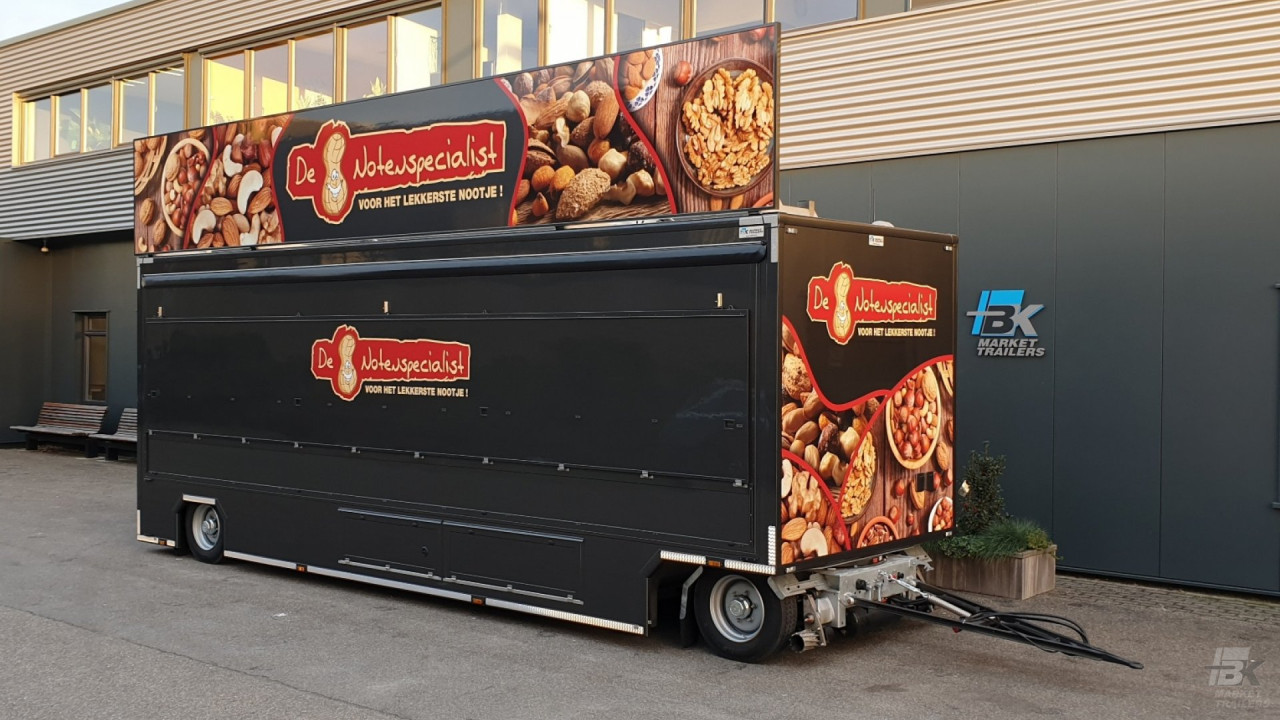 Zijaanzicht van een verkoopwagen voor noten met gesloten luifel
