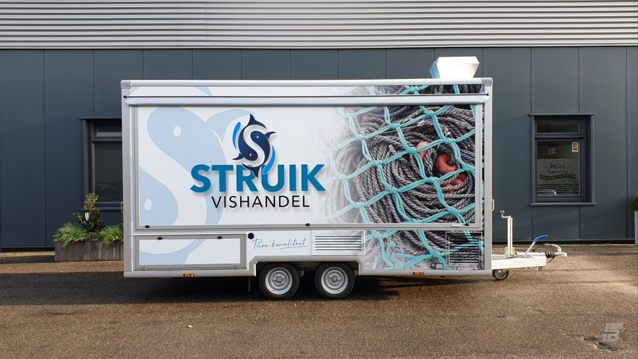 Zijaanzicht van een aanhangwagen voor vis met gesloten luifel