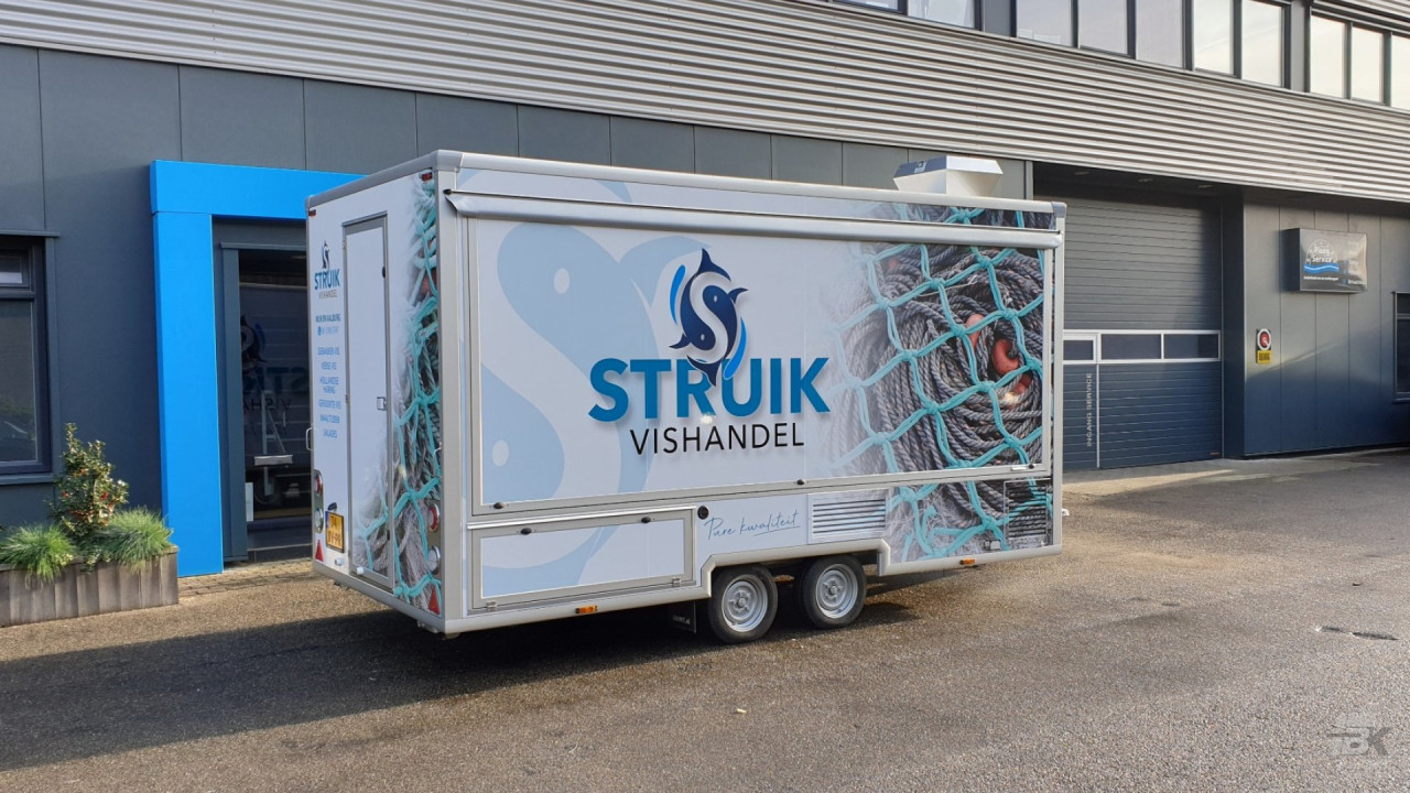 Zijaanzicht van een aanhangwagen voor vis met gesloten luifel
