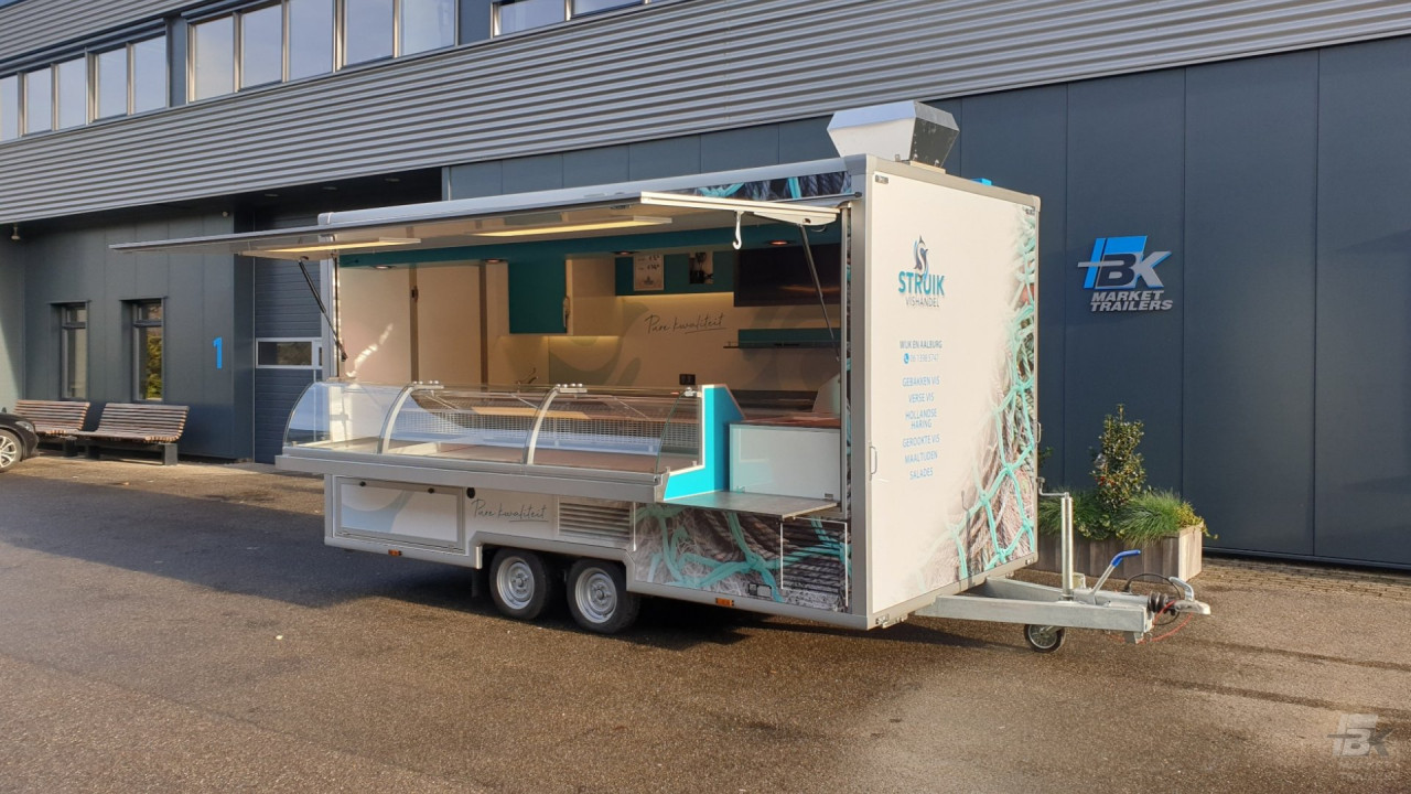 Zijaanzicht van een aanhangwagen voor vis met geopende luifel