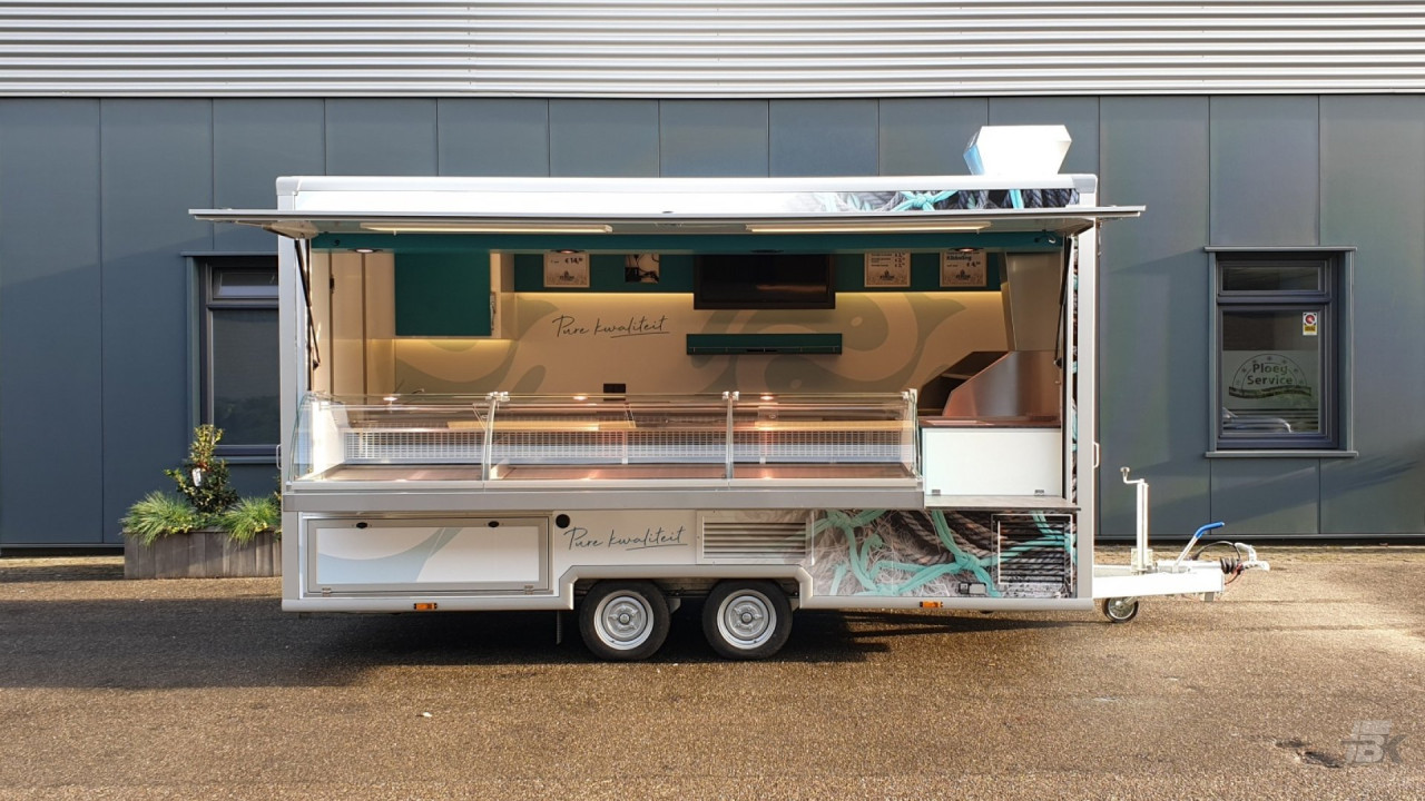 Zijaanzicht van een aanhangwagen voor vis met geopende luifel