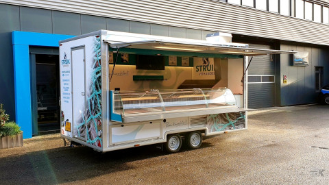Zijaanzicht van een aanhangwagen voor vis met geopende luifel