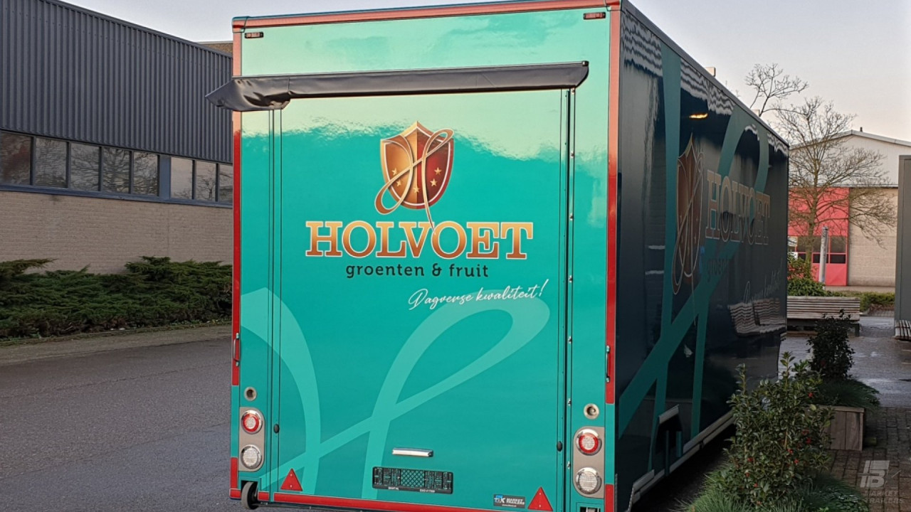 Achteraanzicht van een uitschuifbare aanhangwagen voor groente en fruit