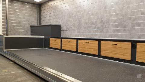 Binnenkant van een aanhangwagen voor lederwaren
