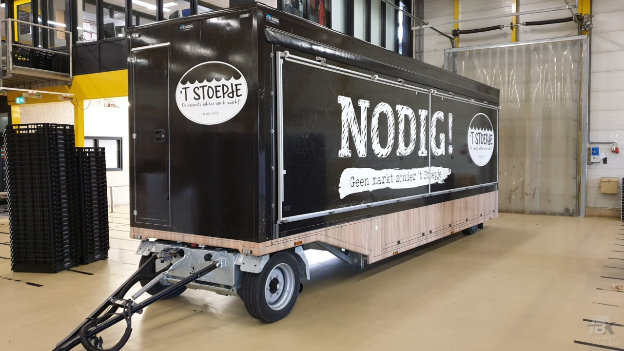 Vooraanzicht van een smalle aanhangwagen voor brood en banket