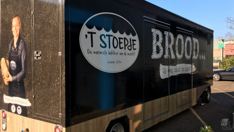 Detail van reclamebestickering aan de buitenkant van een aanhangwagen voor brood en banket