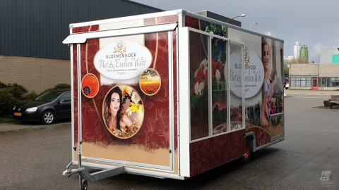 Vooraanzicht van een verkoopwagen voor bloemen