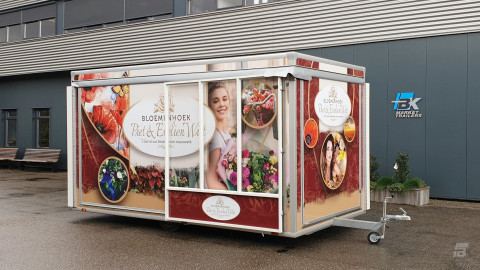 Zijaanzicht van een verkoopwagen voor bloemen met gesloten luifel