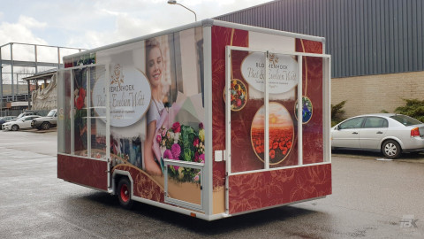 Vooraanzicht van een verkoopwagen voor bloemen