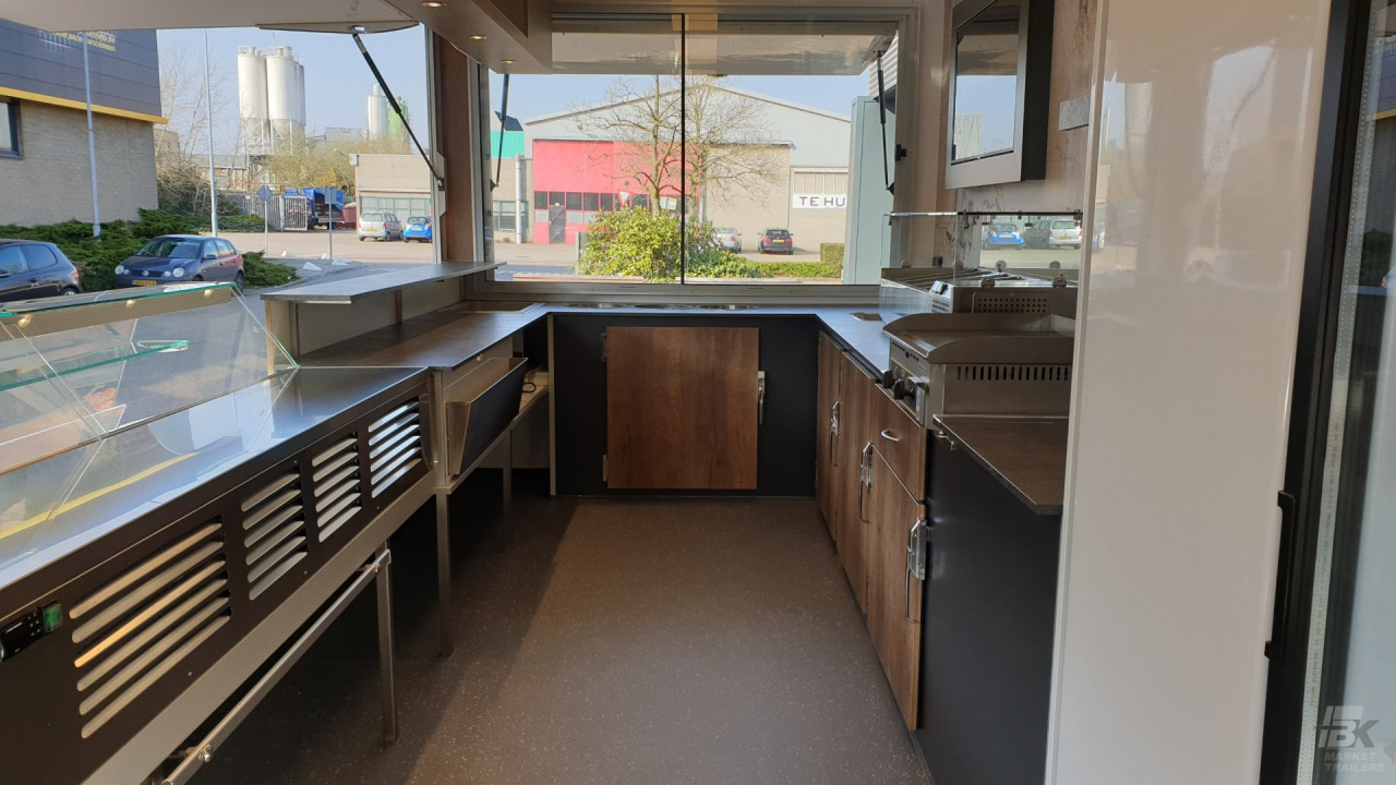Binnenkant van een aanhangwagen voor patat en snacks