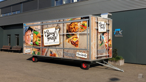 Zijaanzicht van een aanhangwagen voor patat en snacks met gesloten luifel