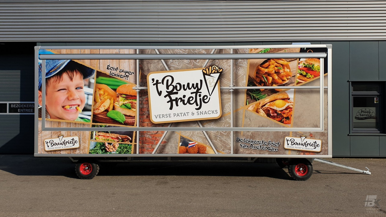 Zijaanzicht van een aanhangwagen voor patat en snacks met gesloten luifel